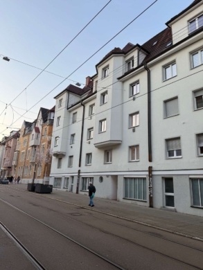 DER PERFEKTE START: SANIERTE 2 ZIMMERWOHNUNG, 70 Stuttgart, Etagenwohnung